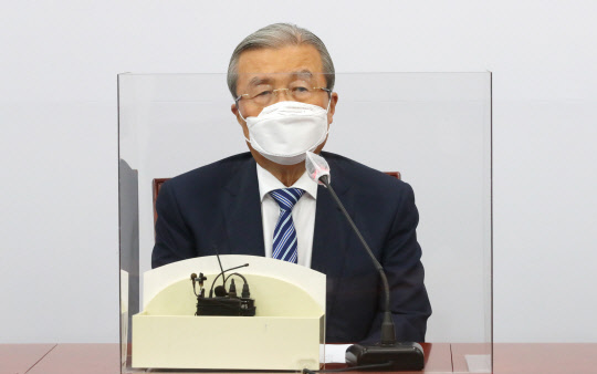 미래통합당 김종인 비상대책위원장이 1일 국회에서 화상으로 열린 유튜브 의원총회에서 발언하고 있다.  [연합뉴스]